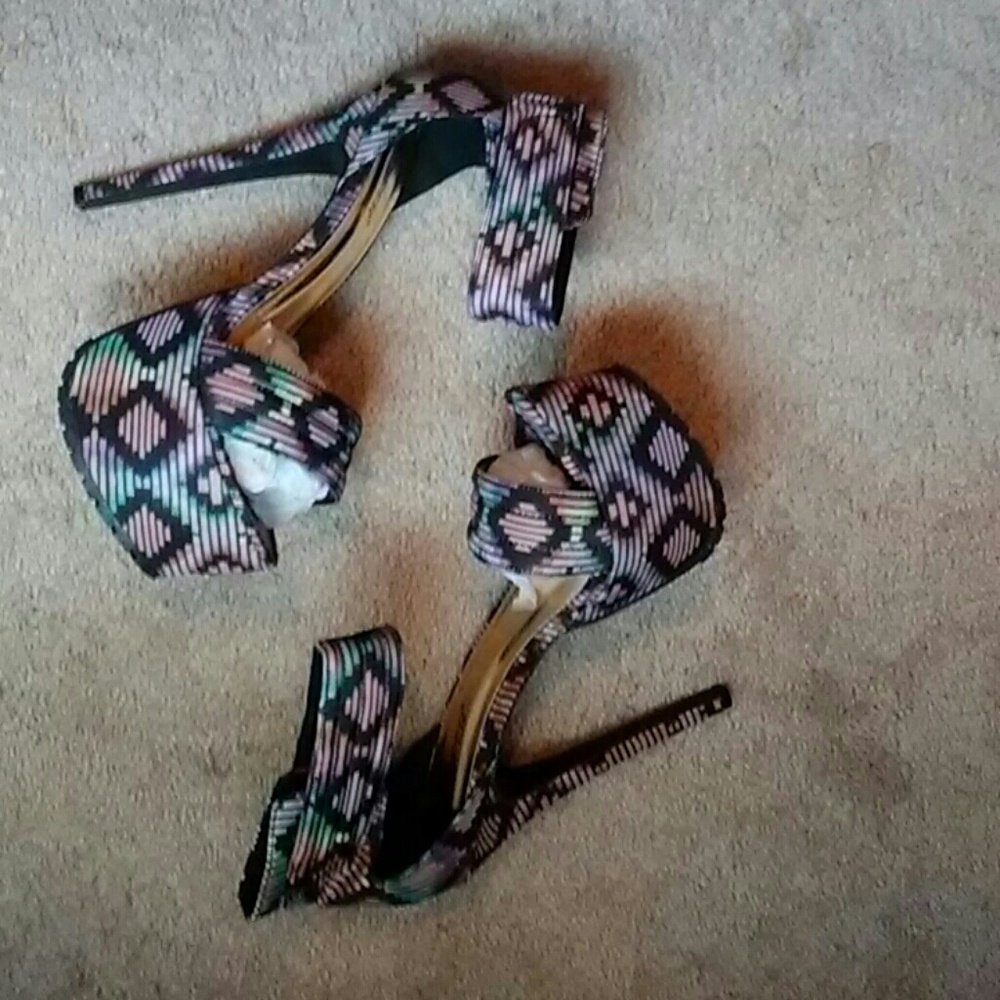 Geometric print platform high heel